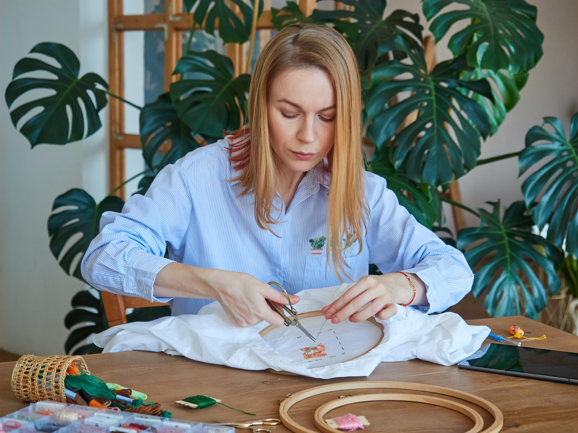 Wnętrze atelier z hafciarką przy pracy